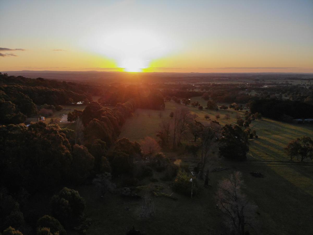 Hanging Rock Views Woodend Exterior photo